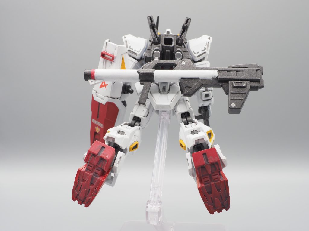 バズーカはマスキングしながら塗り分けましたが、結構はみ出しました。