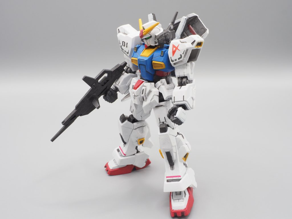余っていたガンダムデカール（RX-78用、逆シャア用）を貼っています。アムロ専用機のイメージです。