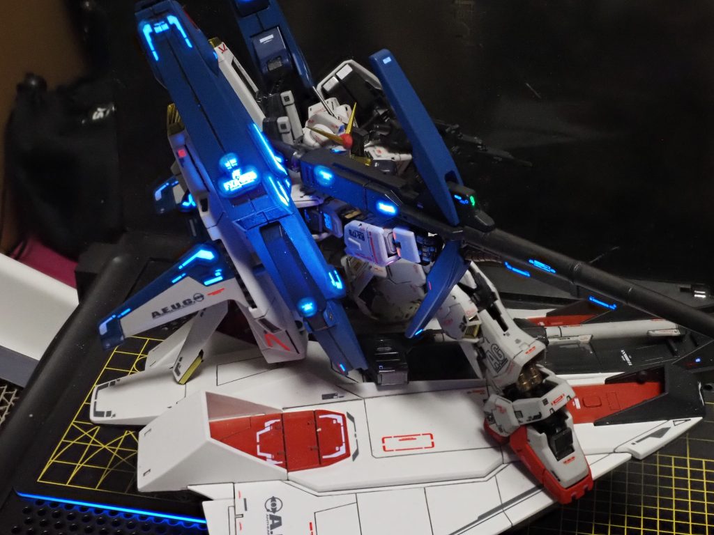 フライングアーマーに乗せてみました。Gディフェンサーつけてフライングアーマーに乗る必要があるのかわかりませんが·····更にバズーカまで置いて······男の子ならみんな大好き仕様のはずだと·······