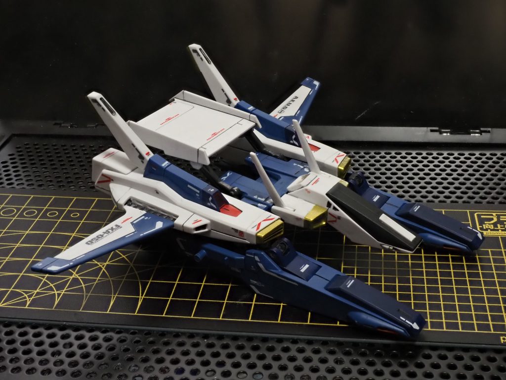 自分的にはなかなか頑張れたかなと、反省点は安易に段落ちモールド化して、そこにデカールがまたがる事に、後になって気付いた。あと、ウイングの付け根を固定する小さいABSパーツをヤスリがけ中に飛ばして無くしてしまい、半分キレ気味にプラタグから張り合わせて、ANA開けて、削って形整えて····作業はもっと丁寧に慎重にやらないとですね。