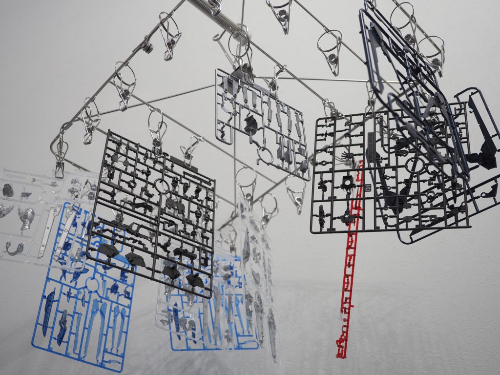 内側を塗装するに際して、ランナー塗装に初挑戦しました。洗濯用ピンチハンガーが大活躍です。ゲートがパーツ断面~裏側についているキットなら最適だったでしょうが、このキットはパーツの側面にゲートがついています。表面を塗装しなければランナー塗装(内側塗装)で完了ですが、今回は表面も塗りました。そのため、塗料がゲート部分に溜まりやすく、後処理が大変でした。水分少なめで塗装するのがよさそうです。またダボ(ピン)を塗ってしまったり、ダボ穴(ピン穴)に塗料が入ってしまうと組み立てにくい。初歩的なことだと思いますが、初挑戦なので作業中に気がつきました。