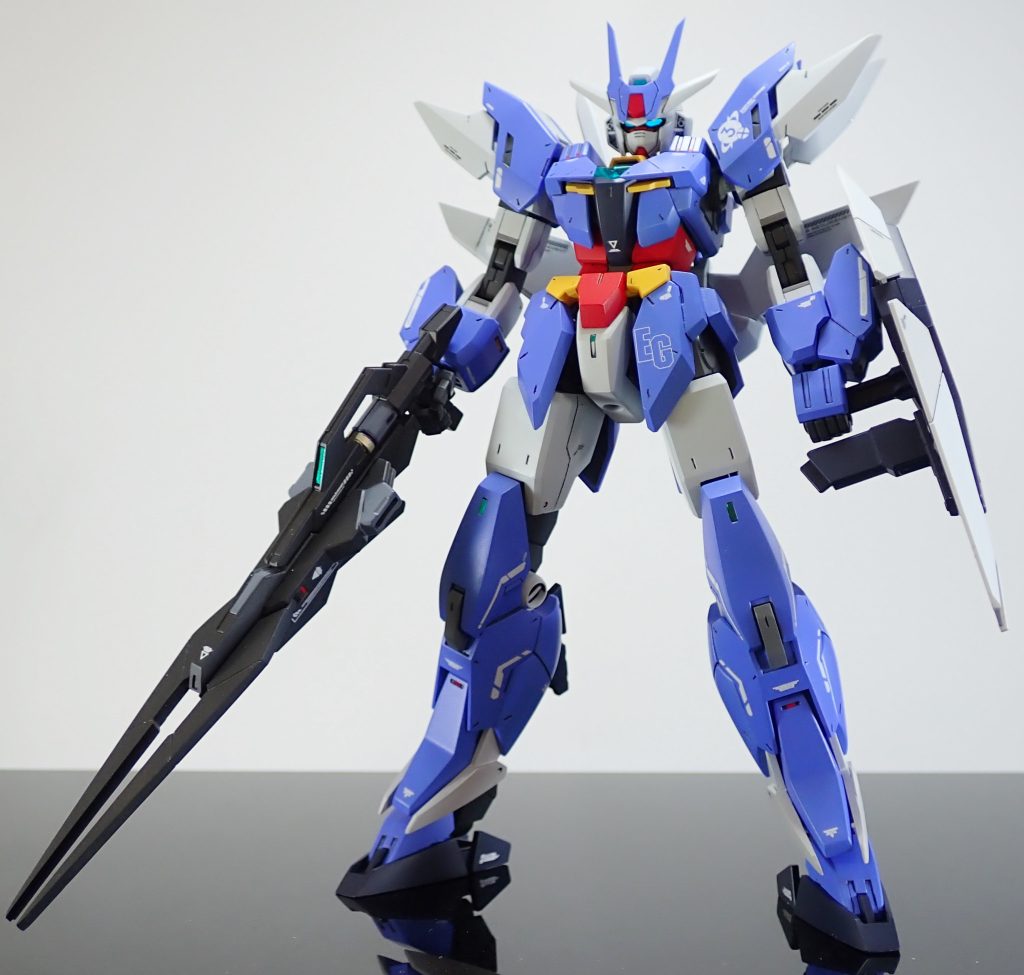 改修点・頭部:アースアーマーのアンテナを延長、幅増し。フェイスはディテールを変更、ツインアイを作り直し等をしています。首は1㎜延長。・胴体:胸部アースアーマーをプラ板で形状変更。フロントアーマーとサイドアーマーもプラ板で形状変更。・腕部:肩のアーマーはプラ板でボリュームアップ。二の腕にはプラ板を貼り、ボリュームアップ。前腕のアーマーはプラ板で凹凸を付けました。