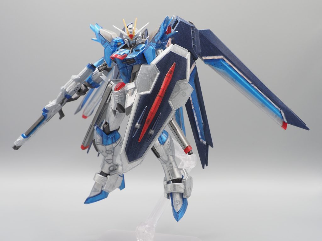 今回もすべてアクリジョン筆塗りです。初めてのクリアカラーキットで、どう仕上げるか悩んだのですが、内側をシルバー塗装してみました。アクリジョンシルバーに、若干リターダーを混ぜて塗っています。赤パーツは内側にアクリジョンゴールドを塗っていますが、パーツが小さいので、あまり効果は出ていません。