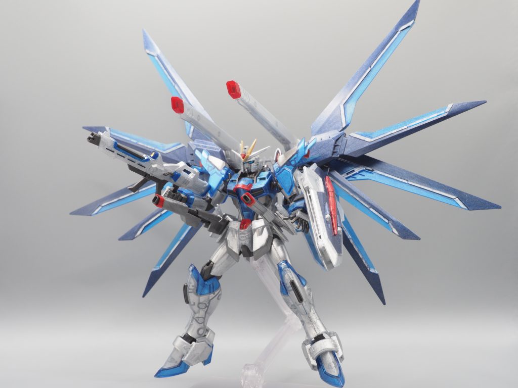 外側は薄くメタリック塗装してみました。アクリジョンで1度筆塗りしただけです。アクリジョンは隠蔽力が低いので、クリアパーツの内面モールドがそこそこ見えており、うまくいったと思っています。筆ムラとか、作業中に塗装が落ちてしまった部分もありますが、あまり目立ちません。