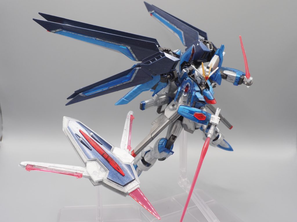 非クリアパーツも薄く塗装していますが、ビーム部分のパーツは塗装していません。最後は(ビーム部分以外を)水性プレミアムトップコート(光沢)で仕上げています。