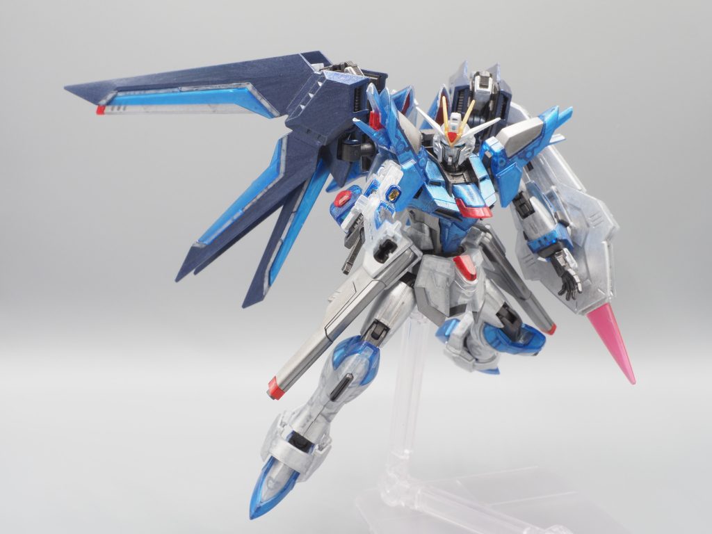 恐ろしくパーツが細かい頭部では、付属シールを使いました(ツインアイとかセンサとか)。ほかの部分の色分けはなるべく塗装で表現し、付属シールは使っていません。ビームライフルのセンサは、100均で購入したメタリックのテープを切って押しこんであります。バックパックのウイングのシールも使わず、ガンダムマーカーEX 月光蝶 ホロシルバーでホワイト・ラインを表現しました。