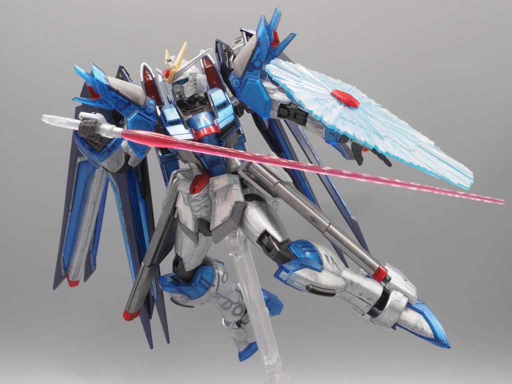 「SEEDアクションシステム」の効果でしょうか、可動や組み換えで色んなポーズを撮らせることができます。他のキットを組むのが楽しみです。ビームサーベルの柄が持ち手穴に対して細く、持たせるのに苦労します。