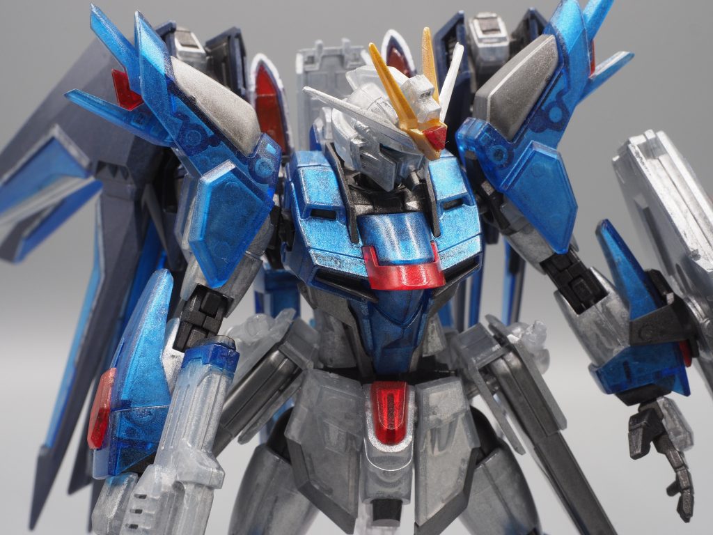 ランナー塗装は省スペースで乾燥でき、パーツもなくさないため、便利でした。重ね塗り前提のアクリジョンでは、乾燥のために放置しやすいのはメリットです。あらかじめ説明書とパーツを見比べて、どの部分が外に見えるのか=塗らない方がいいのか、を見極めましたが、組みはじめるとミスに気がつきます。パーツの断面をどうするか悩ましく、特にバックパックはくせ者でした。