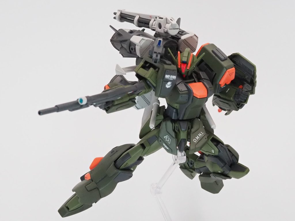 定番のポーズ!で撮影したかったのですが、アサルトシュラウドで可動域が狭くなる&ガンバレルと干渉して肩が全くと言っていいほど動かせません(´;ω;`)角度でごまかして何とか…ガンダムブレイカー4のおまけに新規金型のガンバレルがつくようなので、入手次第アップデートしようと考え中。