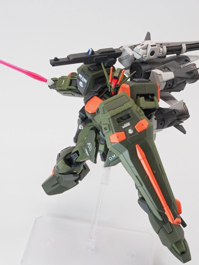 デュエルが腰にライフルを下げてビームサーベルを抜くシーンが印象的だったので、磁石を埋め込んで再現できるようにしています。