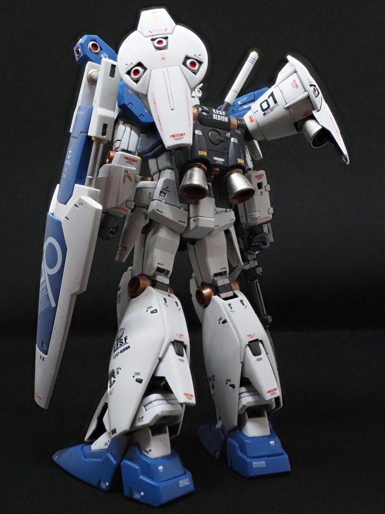 バックショットもお気に入りです。頑張って作ったシールドアタッチメントも見えて。プラモづくり10ヶ月としては頑張ったなと···でもまだまだやなと反省箇所も····