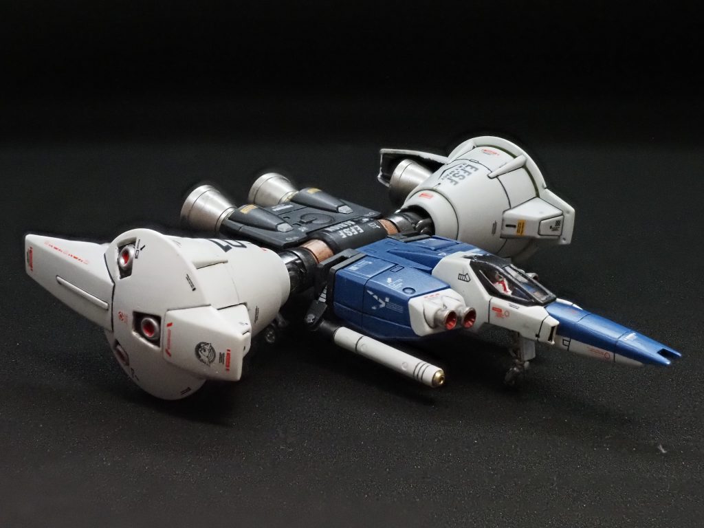コアファイターもちゃんと作りました。この宇宙用独特の形だけどカッコイイ。スラスター、畳忘れてるわ😅😅ビームご出るとこ?穴空けたり、機首塗をツートンカラーにしたり、パイロット塗ったり。ノーマルスーツの色知らなかったから、テキトウにやってたら、なんか、宇宙戦艦ヤマトの古代くんみたいに🤣