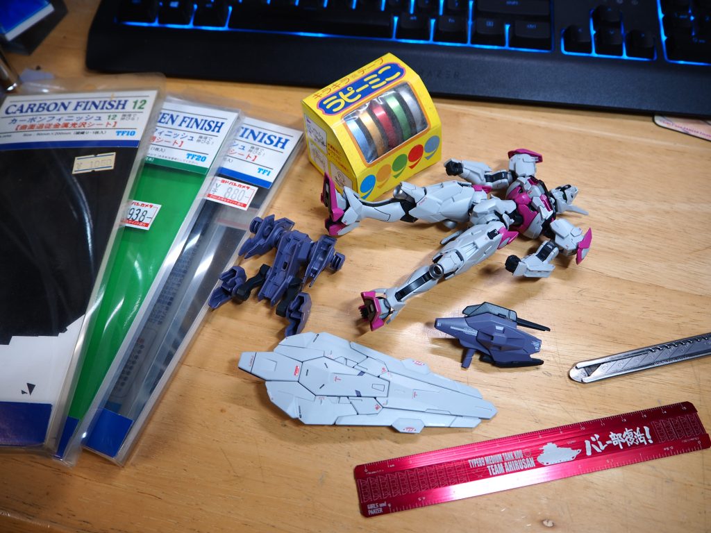 各所にハセガワのフィニッシュシートやラピーテープを切り貼りしています。肩や脚のセンサーっぽい部分はミラーフィニッシュの上にクリアーグリーンのシートを重ね貼り。塗ったらたぶん綺麗にいかないからね(俺の技術