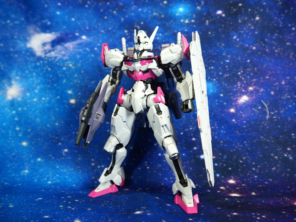 斜め前。付属のシールもキラキラしたやつは使いつつ。膝アーマー塗り分け忘れてるんですけどまぁ言わなきゃバレへん(
