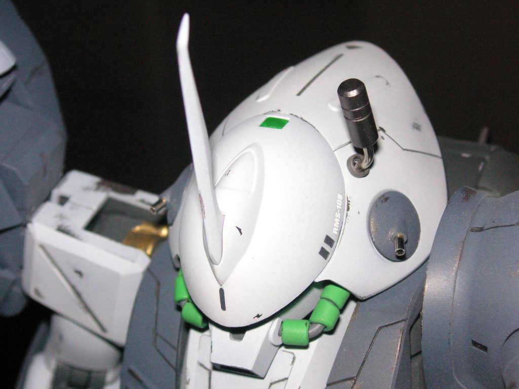 この形状(太くて短い)のアンテナをたまに取り入れてます。