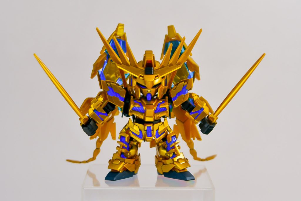 ブラックライトでブルーに発光します