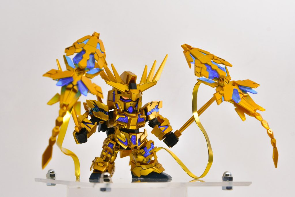 台座と線を活用して浮遊感出しました