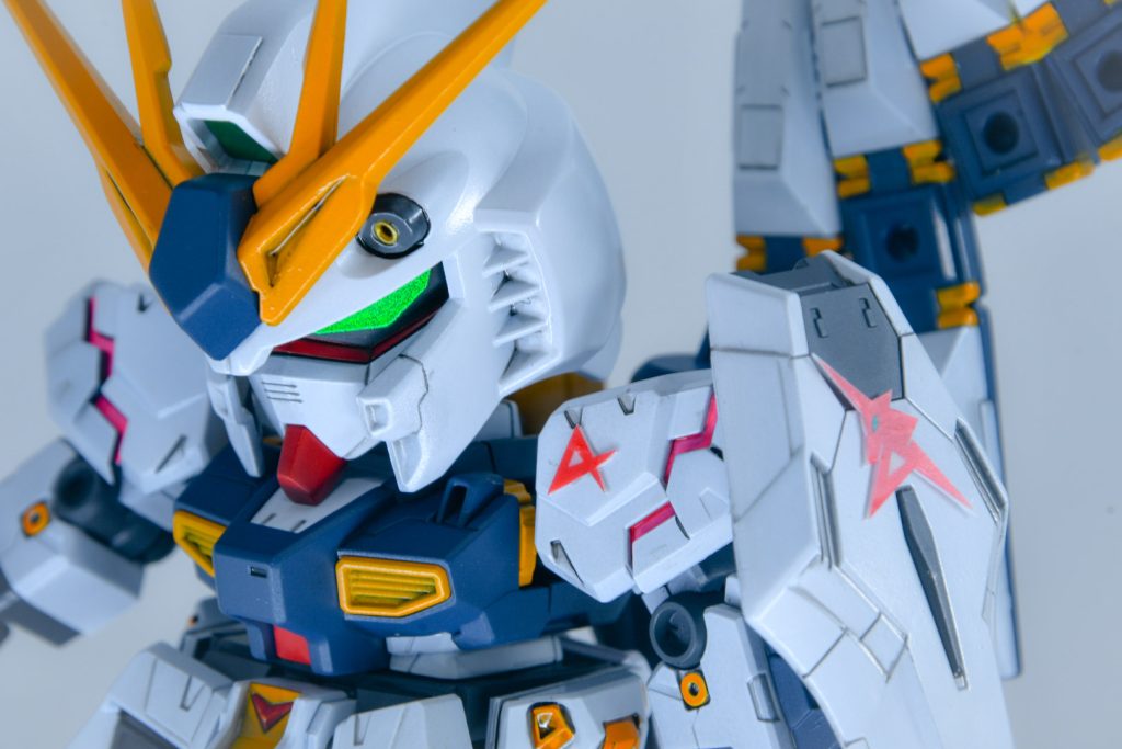 バルカンはメタルパーツ。肩パーツはサイコフレームっぽくなりました。デカールは、付属シールをディテールっぽく。胸のカメラが。。。無くなっ。。て。　後程、修正しなくては。。w