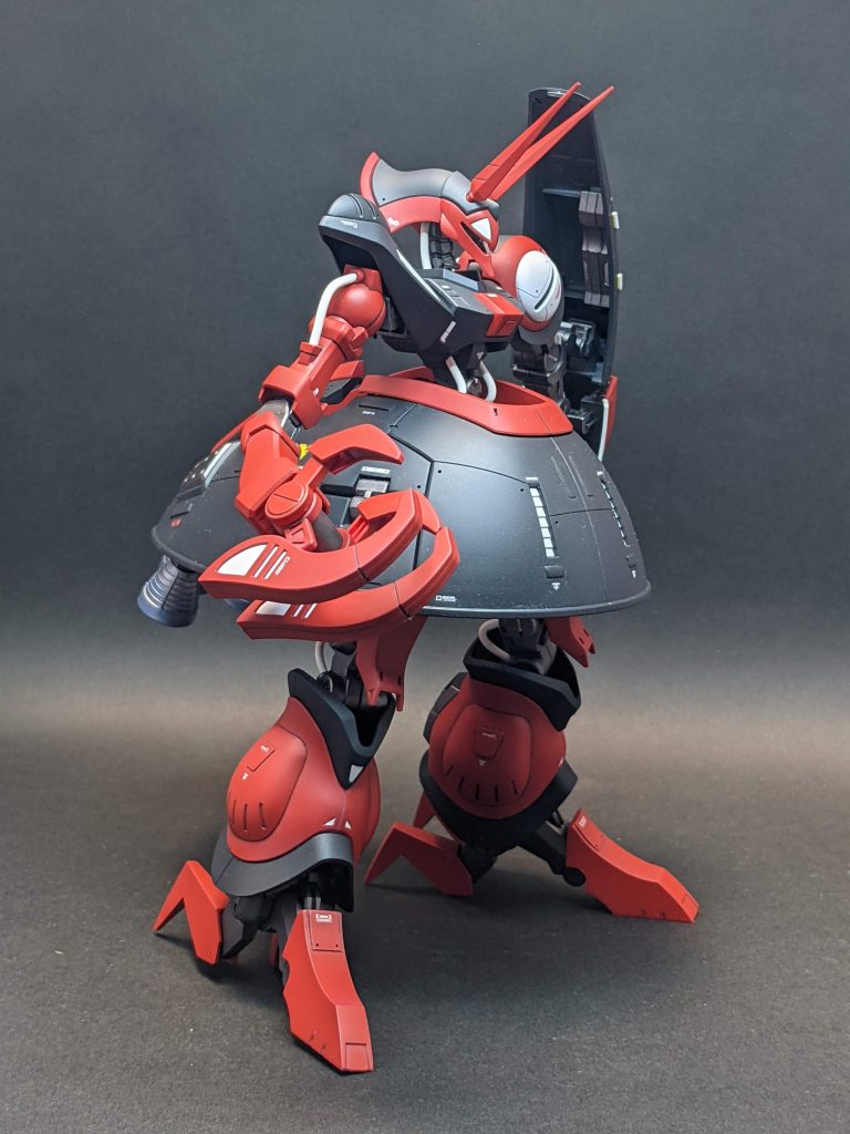 改造箇所として耳をプラ材で延長して尖らせてます。黄色い部分は玩具っぽく感じたのでスジボリした上、白で塗装してます。首やお腹、膝裏にある樹脂製の緑のパイプも好みではなかったので白いワイヤーに置き換えてます。まだウェザリングに目覚める前なので普通に塗装してエナメルでスミ入れして仕上げてます😅