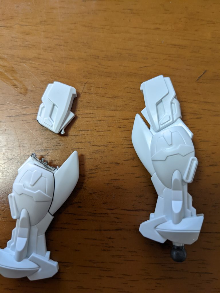 膝の隙間が塗り難いので切断しますた。面倒くさがりなのでエナメル割しますた。