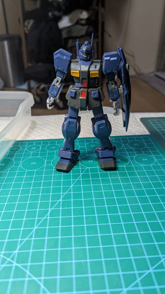 仮組みしたところですが、膝から下がボリューム感があるのにディテールが少ないのが気になる所です。