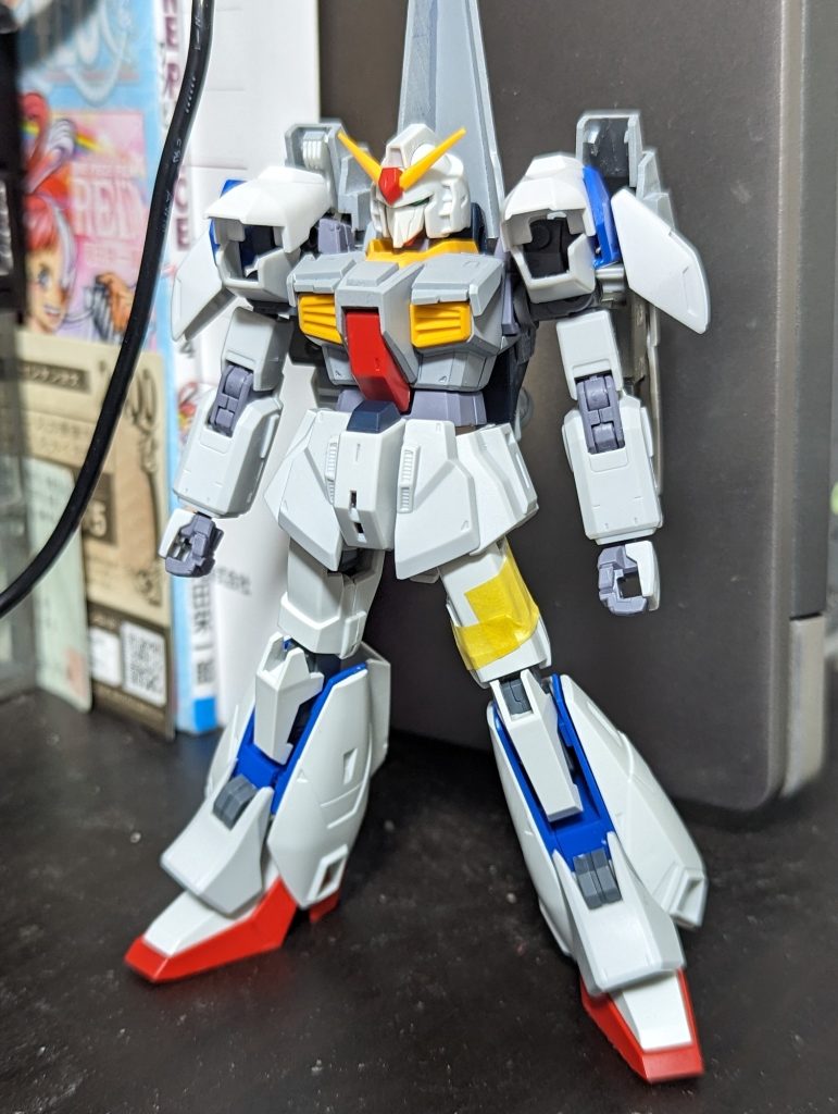 脳内設定はおいといて、実際はこんなコンセプトです。・来るべきガンダムメタバースのガンプラバトルに備えてオリジナルMSが欲しい。・どうせなら大好きなZベース。テクニックがないのでなるべく流用パーツのミキシングで。・マーク2とZのミッシングリンクを埋めるような妄想MS。・Zのバインダーがかっこいいけど変形させるのめんどくさいのでそのまま鑑賞できるようにしたい。【工作内容】ボディ、腕、ヘルメットはマークII。フェイス、脚はZ。肩とバックパックはEGのストライクやνガンダムのパーツを一部使用。