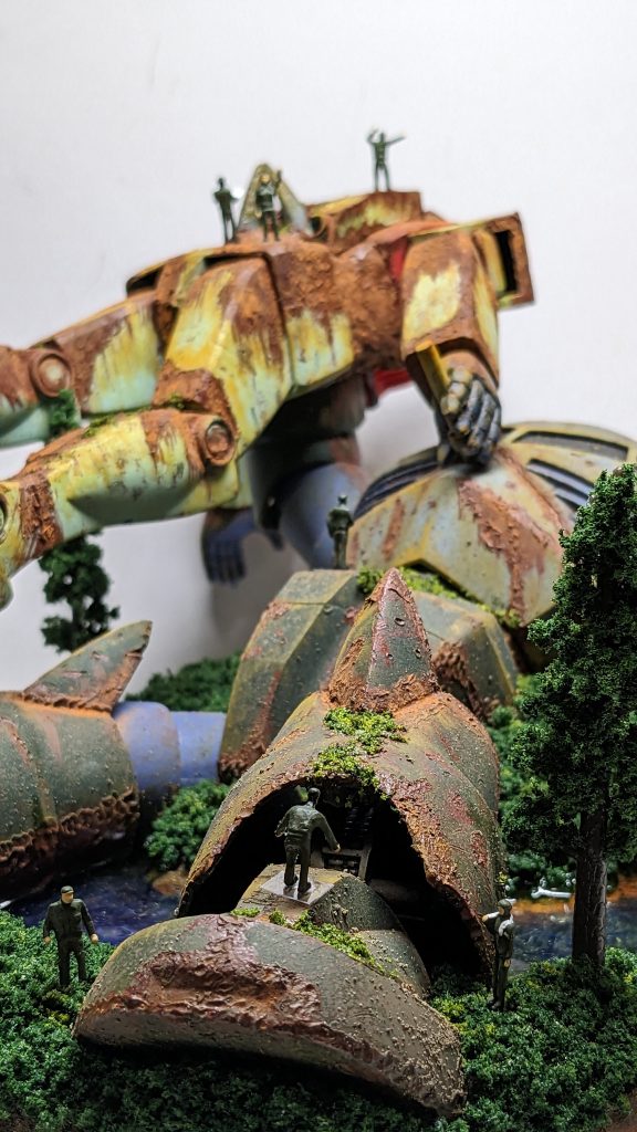 かなりの年月が経過し、回収の為に軍が見に来た様子を色々と想像している感じです。人間はジオコレの自衛隊の人々使用。スケールが1/150と違いますが、雰囲気で。