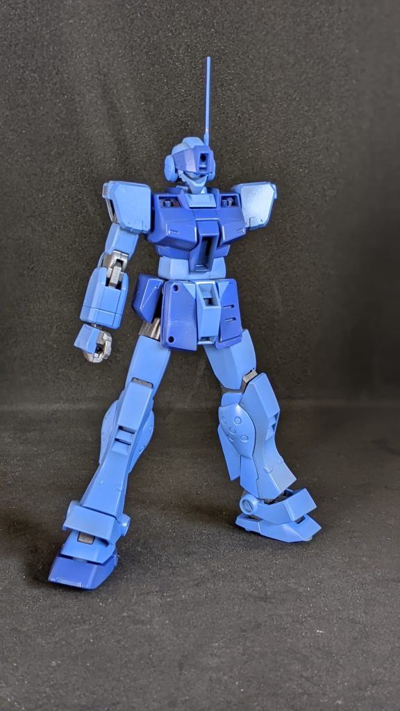 塗装は基本のブルーをガイアカラーの風蒼を使用しました。実物は写真よりも紫寄りの色です。濃いブルーは最初、コバルトバイオレットを使用しましたが、イマイチだったので、クレオスのサンダーバーズカラーで塗装し直しました。