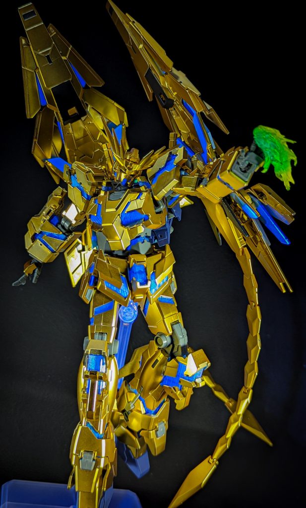 ブルーライトで光らせるとこんな感じです。サイコフレームの粒子感を出すためにホロブルーを使用しましたが、下地の蛍光ブルーが光るように薄めに吹いています。