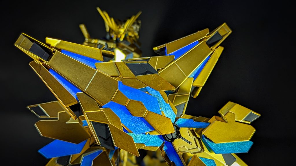 ホロブルーは薄めに吹いてもちゃんと虹色になるのでかなり良い塗料だなと思いました。蛍光ブルーの光に負けないくらいキラキラしてくれるので最高です!