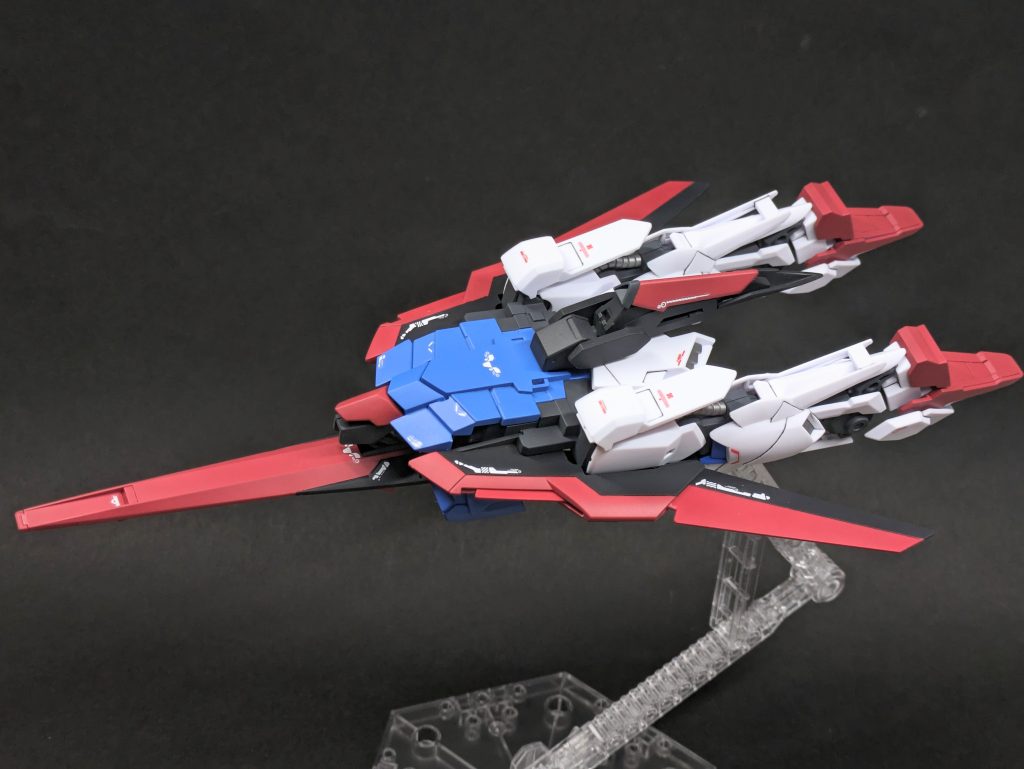 ウェイブライダー -高速巡航形態-翼とバーニアスタビライザーを折りたたみ、足を伸ばして空気抵抗を減らすことで高速飛行が可能。この形態の方がZぽいかも