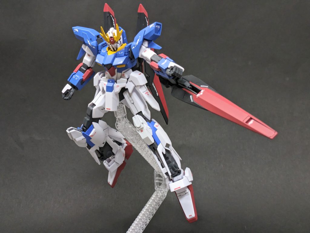 シールドユニットAGE3オービタルのシグマシスロングキャノンを使用しているので先端からビームが撃てる