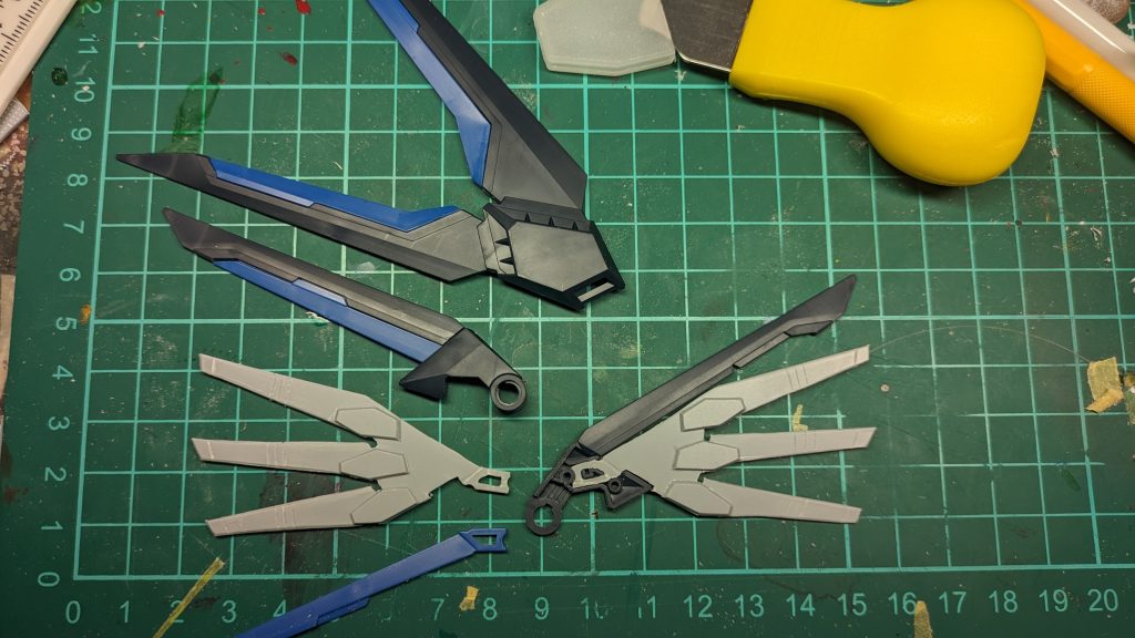 ゴールドの小羽根パーツを自作。