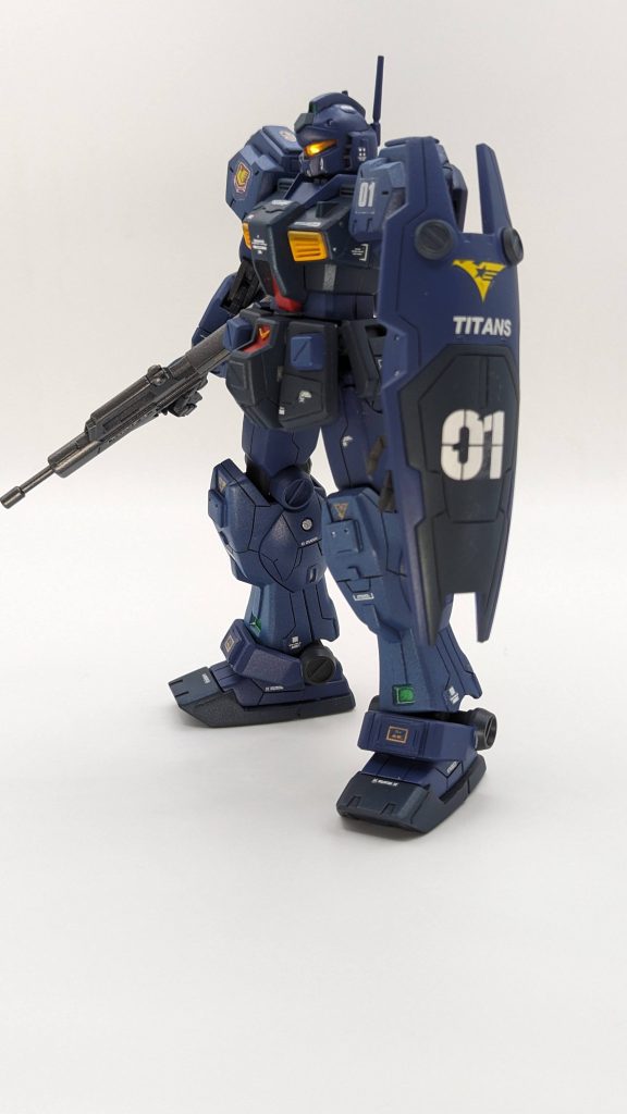 上半身はディテール控え目にしてボリュームのある膝下の脚部にスジボリ追加してみました。(シールドも)