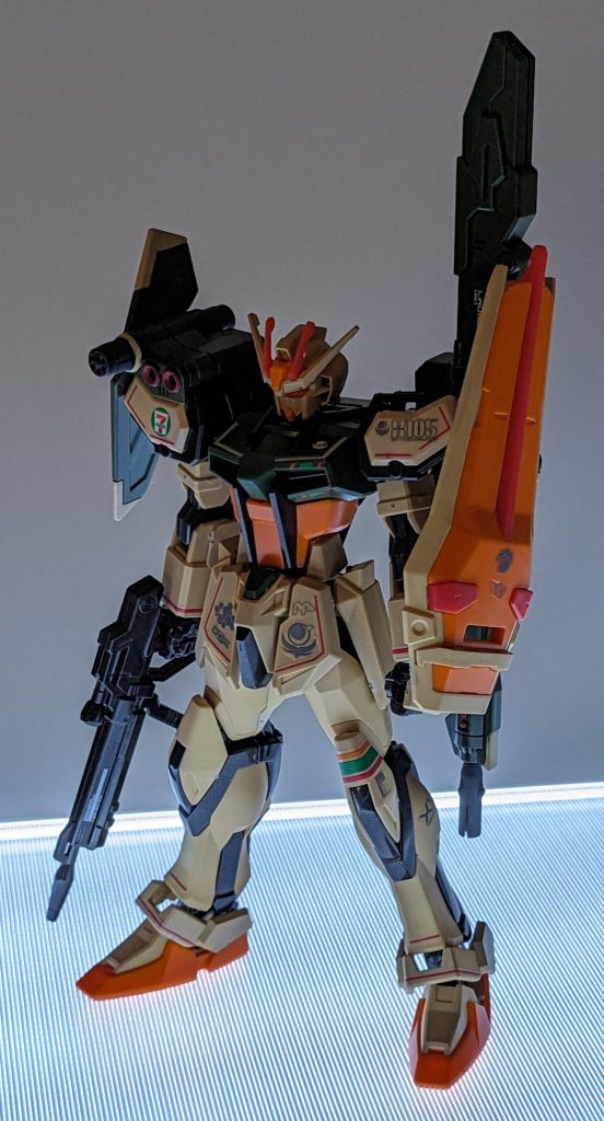 成形色を見て、白をタンカラー・緑を深緑にしたらミリタリーぽいなって思ってランナー塗装しますた。正解ですた。カッコ良くなりますた。セブンイレブン様ゴメンナサイ。