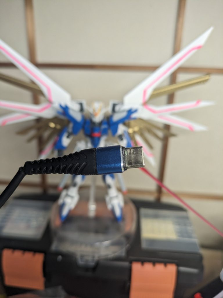 断線したダイソーのtypeC充電ケーブル。腹部ビーム砲に使えそう。