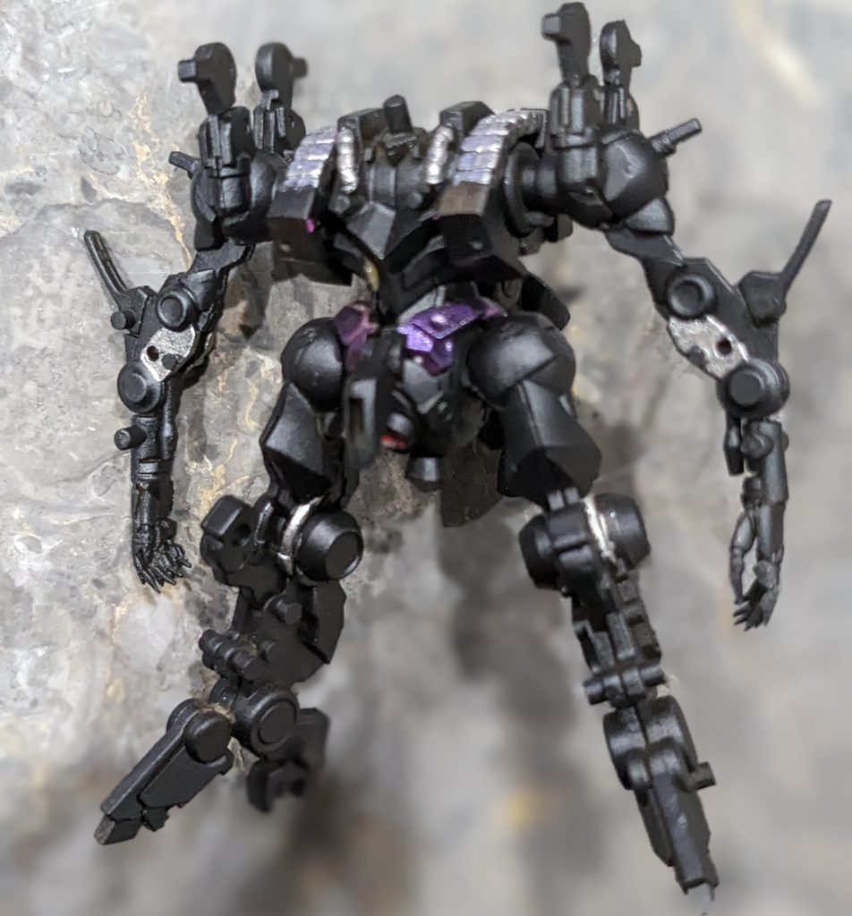 黒サフ、フレーム部分塗装状態。この状態も格好良くて好きです。もう一体、フレームだけ作って並べたくなります(^^)。