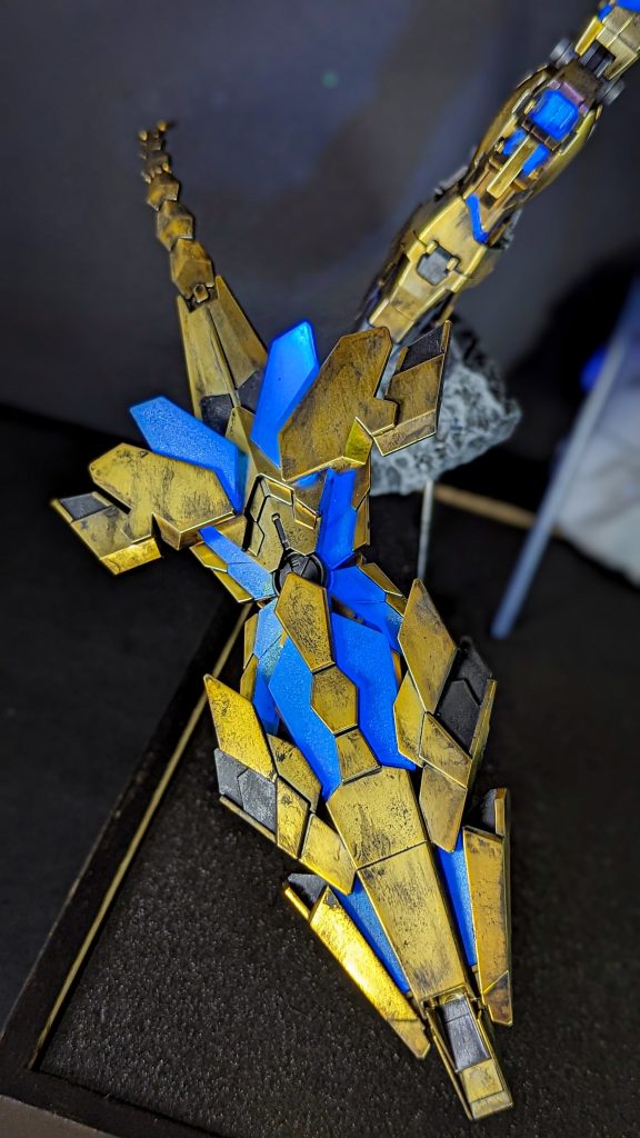 アームドアーマーは相手に直接ぶつけて攻撃していたので、点よりも線の汚しを多めにいれています。