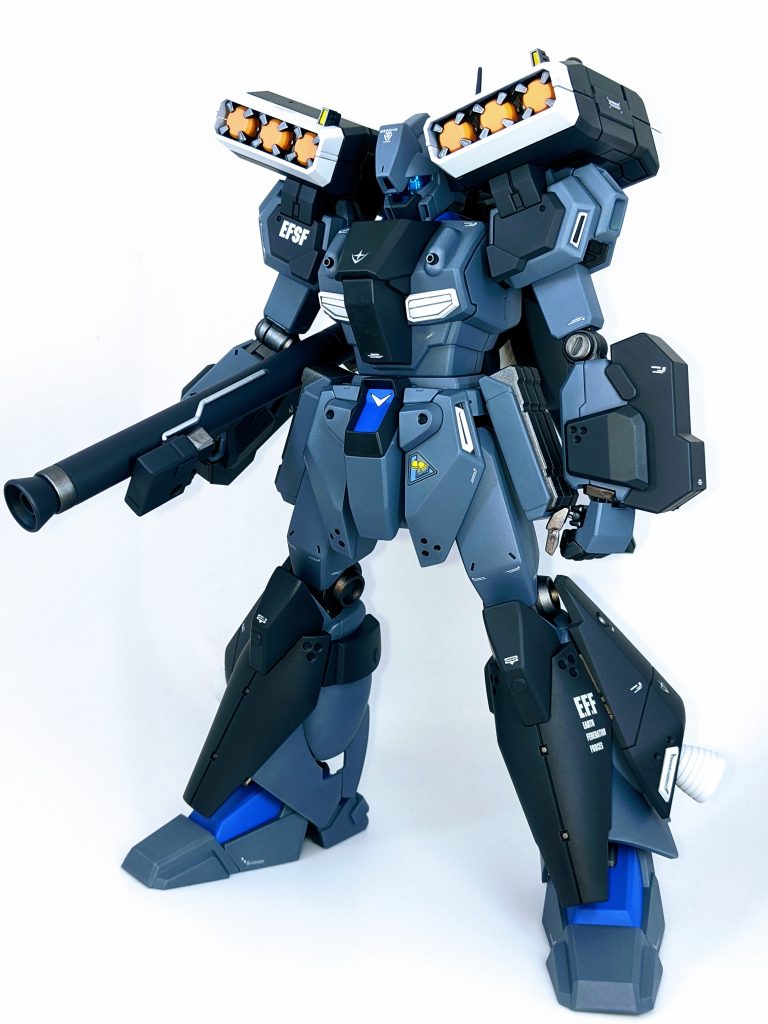 全体的にダークトーンでの配色で塗装したため、付属のデカールが見えなくなってしまう部位もあり、一部手持ちのデカールを使用しています。