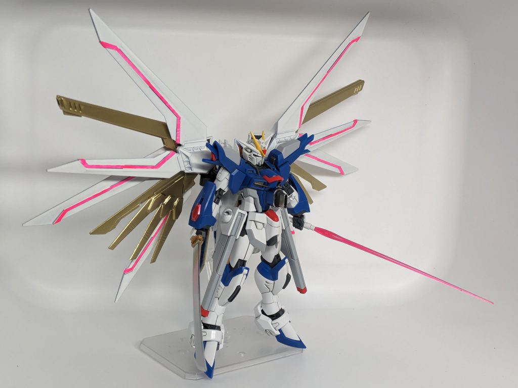 白背景。斜め前から。