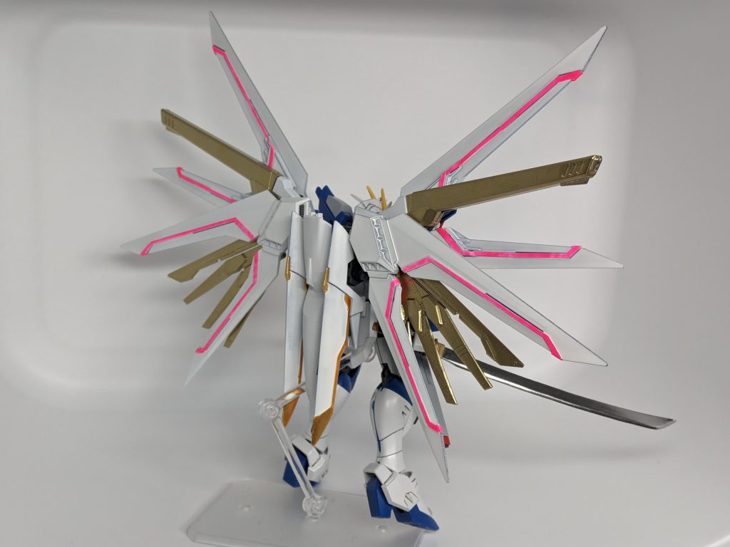 背面。プラウドディフェンダーにも出来るかな…。フツノミタマも良い感じ。ガンダムマーカーのメッキは素晴らしい!