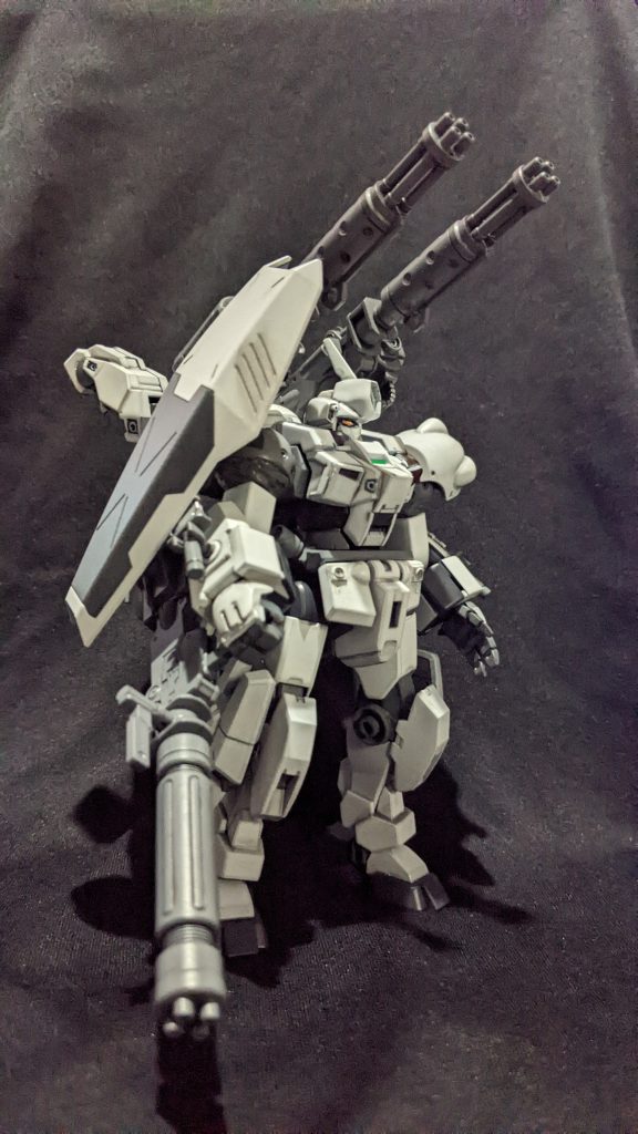 主な武器は手持ちの大型ビームガトリングと両肩の実弾ガトリングです