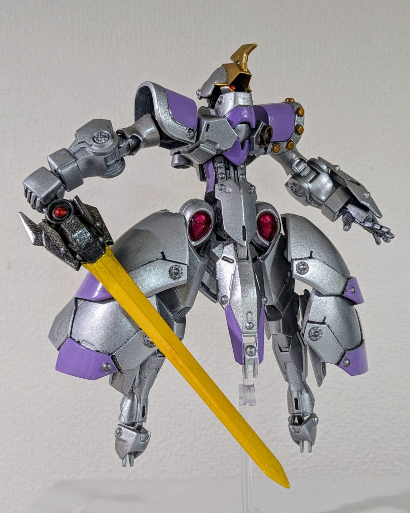 装備はドム由来の胸部拡散ビーム砲と幅広の実体剣ブロードヒートサーベル。左腕に小盾も装着しています。サーベルは背部にマウント可能です。