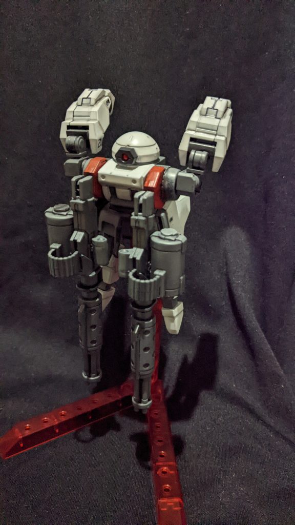 分離し支援モビルアーマー「クラーゲン」へと変形します。名前はフラッシュマンのクラーゲンからそのままパクり…合体して両肩にガトリングがつくのはオーレンジャーのバスターオーレンジャーロボからパク……参考にしました。下のスラスターが変形(させる技術は無いので…差し替えま〜す)、足みたいなってますが……立てません!!でも飾りではなく……