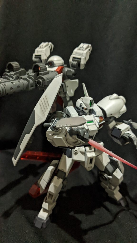 両腕にコンバットナイフ、両足にビームサーベルがあり、接近戦にも困らない装備となっております。