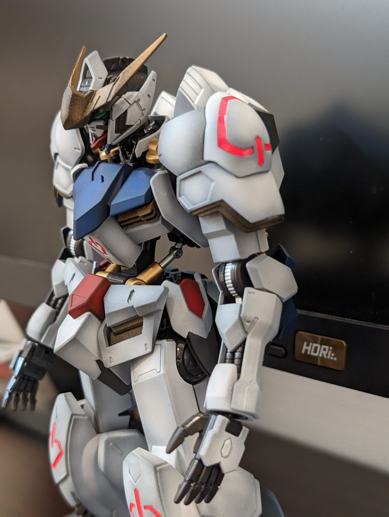 センサー（ピンクの電源マーク？）は最新のMGと違いボディと一体パーツのためマスキングで対応。蛍光ピンクに艶ありクリアで仕上げました。