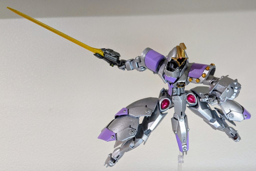 自立にはスタンド必須です。奥まっているため分かりづらいですが一応モノアイも動かせます。