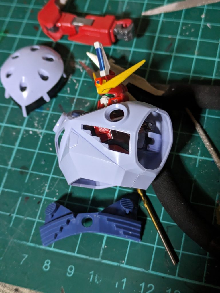 この時点でピッタリ嵌ってる。インテークパーツや腕のジョイントをいれるのに苦戦。