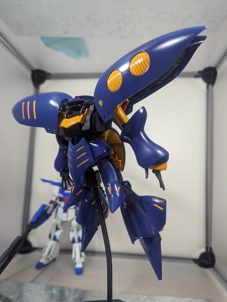 飛行ポーズっぽく触るたびに指紋がつくねこれ…キュベレイ系は初めて作ったけど思ったよりデカい