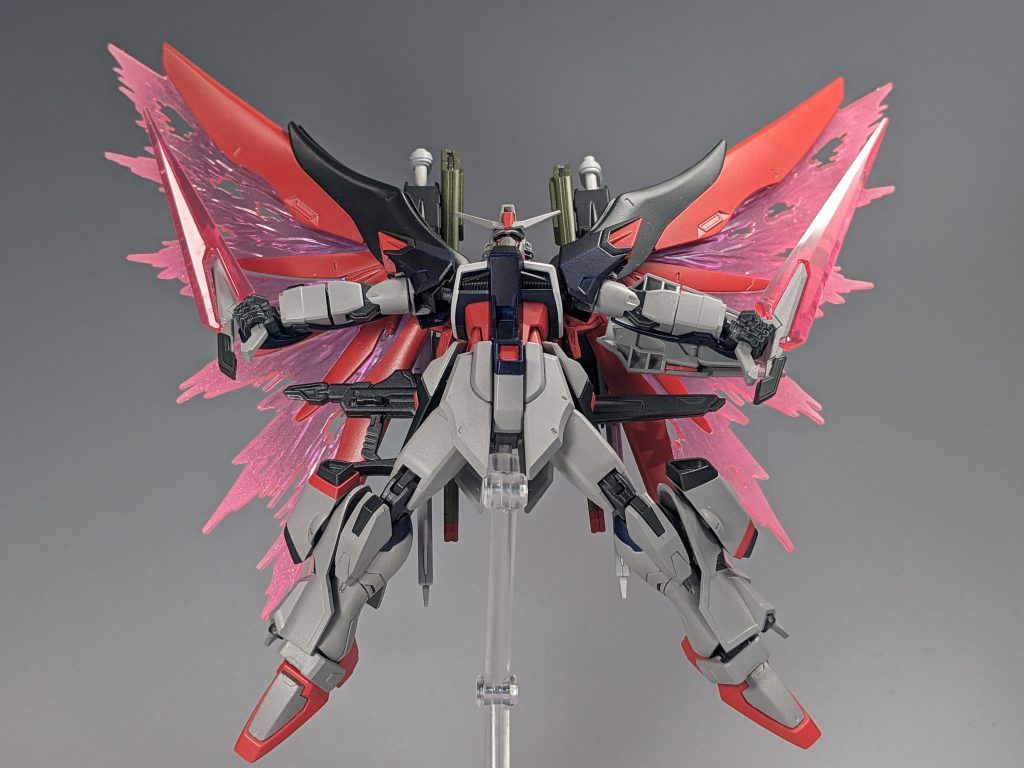 肩はイモータルジャスティスのものを移植して、腰のビームブーメランを肩にも取り付けられるように改造しました。このお陰でシルエットも変えられてさらにトゲトゲしさもアップしたと思います!